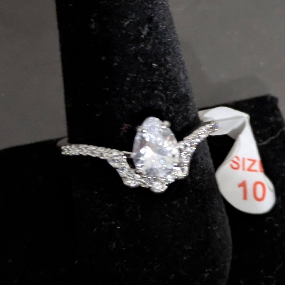 Stunning Silver Women's Ring with Crystal Accent